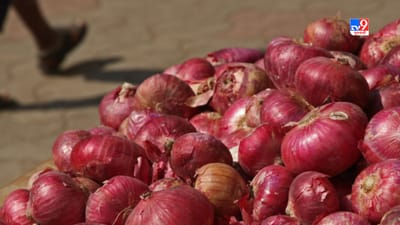 ટામેટા બાદ હવે ડુંગળી પણ આંખોમાંથી આંસુ લાવવા લાગી છે. છેલ્લા 4 દિવસમાં ડુંગળીના ભાવમાં ઉછાળો નોંધાયો છે. 15 રૂપિયા પ્રતિ કિલોના ભાવે વેચાતી ડુંગળીનો ભાવ હવે 20 થી 25 રૂપિયા થઈ ગયો છે. આ રીતે ડુંગળી પણ છેલ્લા 10 રૂપિયા મોંઘી થઈ છે.