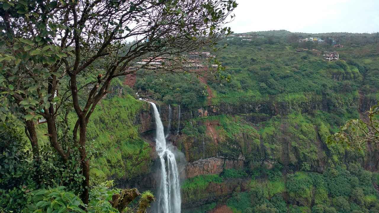 પંચગની (Panchgani) - તમે મહારાષ્ટ્રમાં પંચગની ફરવા જઈ શકો છો. તમને અહીંનું હરિયાળું વાતાવરણ ગમશે. જો તમે પ્રકૃતિ પ્રેમી છો તો તમારે યાદગાર અનુભવ માટે અહીંની મુલાકાત લેવી જ જોઈએ.