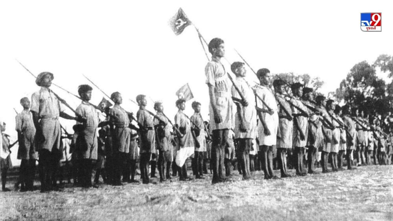 17 સપ્ટેમ્બર, 1948ના રોજ, નિઝામે પોલીસ કાર્યવાહી બાદ 'ઓપરેશન પોલો' નામના ઇન્સ્ટ્રુમેન્ટ ઓફ એક્સેશન પર હસ્તાક્ષર કરીને ભારતમાં ઔપચારિક રીતે પ્રવેશ કર્યો. રઝાકારો હૈદરાબાદ રાજ્યમાં રાષ્ટ્રવાદી પક્ષનું એક ખાનગી લશ્કર હતું અને 1938માં તેની રચના કરવામાં આવી હતી. તેમને હૈદરાબાદમાં મુસ્લિમ શાસન જાળવી રાખવા અને ભારતમાં એકીકરણનો વિરોધ કરવા માટે નિયુક્ત કરવામાં આવ્યા હતા.
