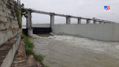 અમદાવાદમાં સાબરમતી નદીમાં પાણીની આવકમાં વધારો થયો છે. ધરોઈ ડેમમાંથી ગાંધીનગરના સંત સરોવરમાં આવેલું પાણી સાબરમતી નદીમાં છોડવામાં આવતા નદીનું લેવલ મેઇન્ટેઇન રાખવામાં આવ્યુ છે.