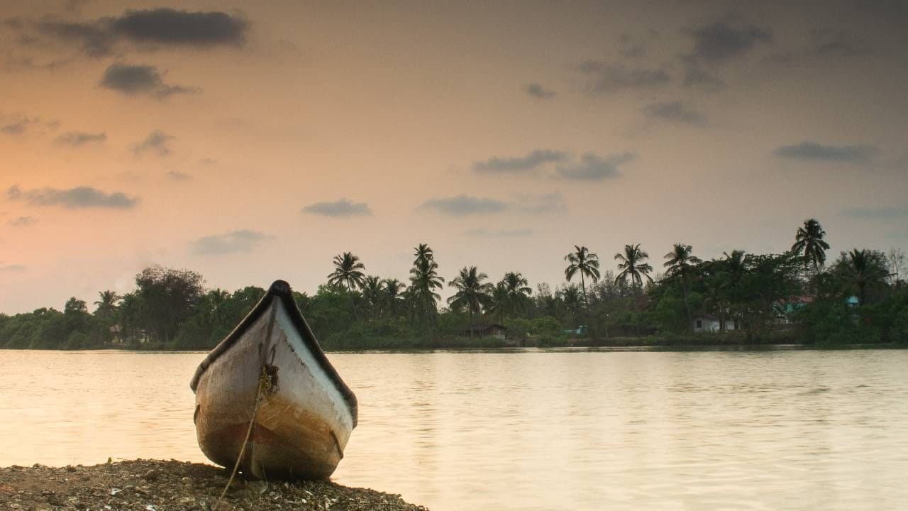 અલેપ્પી - કેરળ: કેરળનું અલેપ્પી પણ ભારતના શ્રેષ્ઠ બીચ સ્થળોમાં આવે છે. આ હરિયાળી જગ્યાની સુંદરતા તમને પળવારમાં દિવાના બનાવી દે છે. જો તમારે પ્લેનમાં જવું હોય તો તમારે કોચી ઇન્ટરનેશનલ એરપોર્ટ પર ઉતરવું પડશે. ટ્રેનની મુસાફરી એલેપ્પી જંકશન પર પૂરી થાય છે.