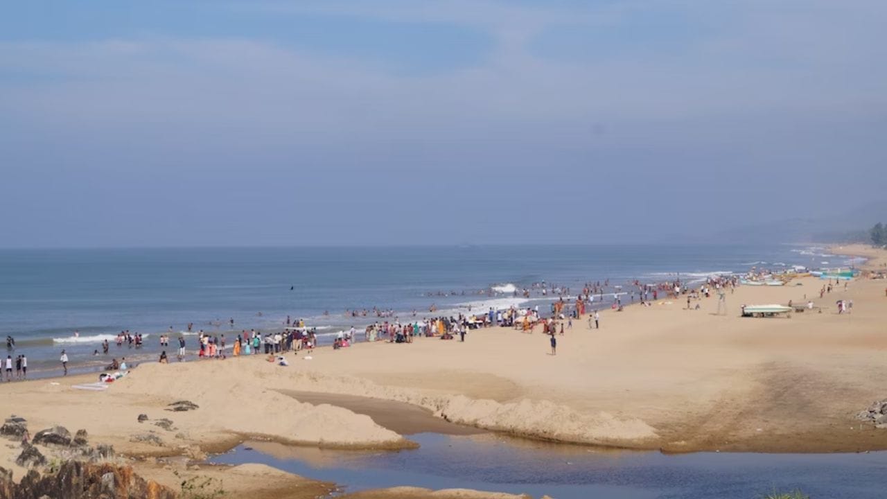 ગોકર્ણ - કર્ણાટકનો ગોકર્ણ બીચ એક ભવ્ય બીચ છે. ગોકર્ણ લોકોમાં ફેમસ સ્થળ છે. માત્ર ભારતીય લોકો જ નહીં પરંતુ વિદેશી પર્યટકો પણ અહીં ફરવા આવે છે.