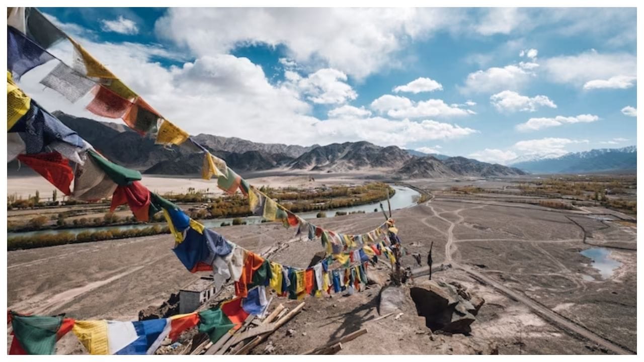 કેમ્પ - જો તમારી પાસે કેમ્પિંગનો થોડો પણ અનુભવ હોય, તો તમે હિમાચલની સફરમાં ઘણા પૈસા બચાવી શકશો. પરંતુ આ માટે તમારે તે જગ્યાઓ વિશે જાણવું પડશે જ્યાં કેમ્પ હોય છે.