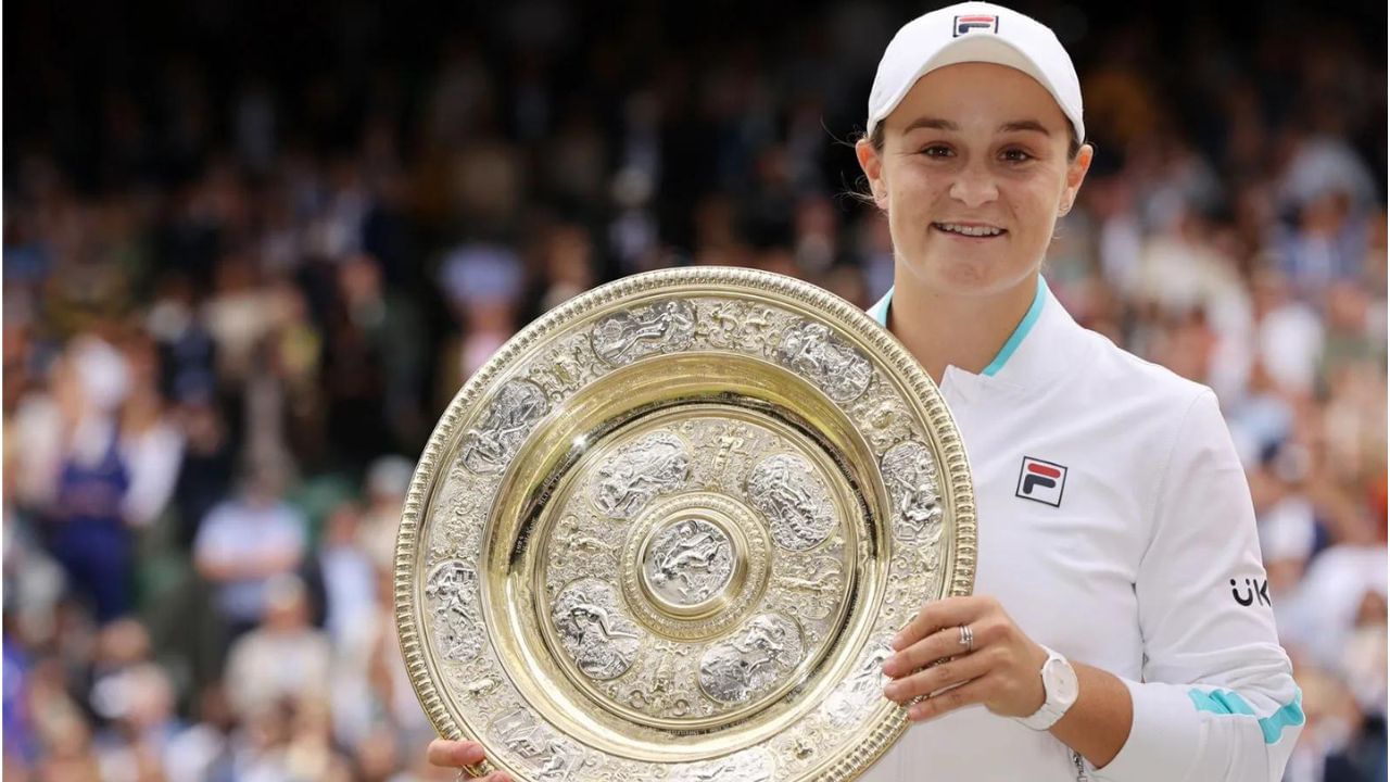 2021 વિમ્બલ્ડન ચેમ્પિયનશિપમાં ફાઇનલમાં કેરોલિના પ્લિસકોવાને 6–3, 6–7(4–7), 6–3થી હરાવી બાર્ટીએ વિમ્બલ્ડન મહિલા સિંગલ્સ ટાઇટલ કબજે કર્યું હતું. 