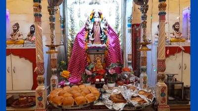 રાજકોટ નું એક અનોખું મંદિર જીવંતીકા માં નુ મંદિર પ્રસાદી રૂપે માતાજીને પાણીપુરી, બર્ગર, પિઝા ,કોલ્ડ્રીંક્સ ચઢાવવામાં આવે છે.વંતિકા માતાના વ્રતનો સ્કંદ પુરાણમાં અનેરૂ મહત્વ છે. સંતાનના આરોગ્ય અને તેમના લાંબા આયુષ્ય માટે મહિલાઓ જીવંતિકા માતાની પૂજા કરે છે. માતા જીવંતિકા સંતાનોની રક્ષા કરે છે અને તેમની મુશ્કેલીઓને દૂર કરે છે તેવી માન્યતા છે.