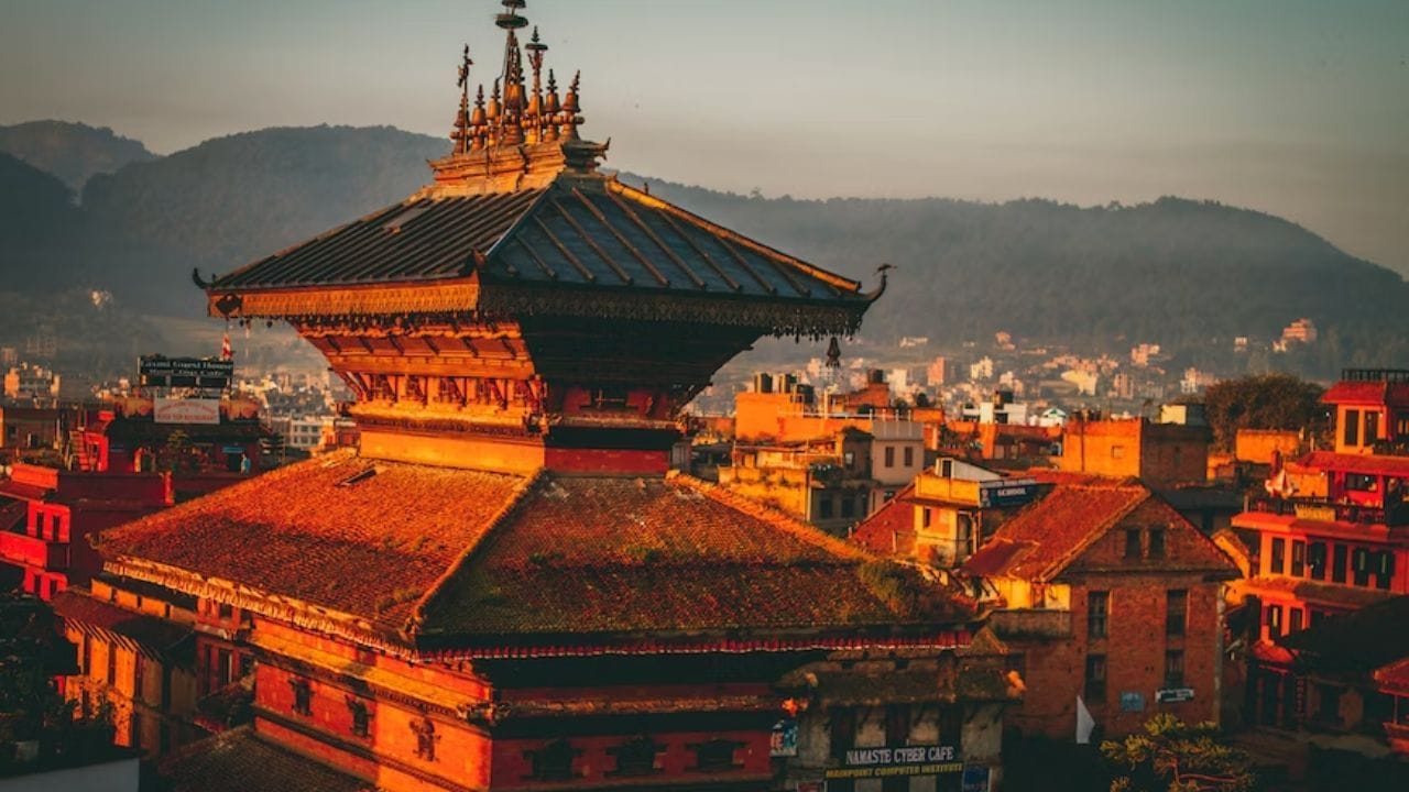 તમે નેપાળ રોડ માર્ગ દ્વારા સરળતાથી જઈ શકો છો. દિલ્હીથી કાઠમંડુનું અંતર અંદાજે 1310 કિમી છે. અહીં તમે બાઇક અથવા કાર દ્વારા સરળતાથી મુસાફરી કરી શકો છો. ભારતીય નાગરિકોને અહીં વિઝાની જરૂર નથી.