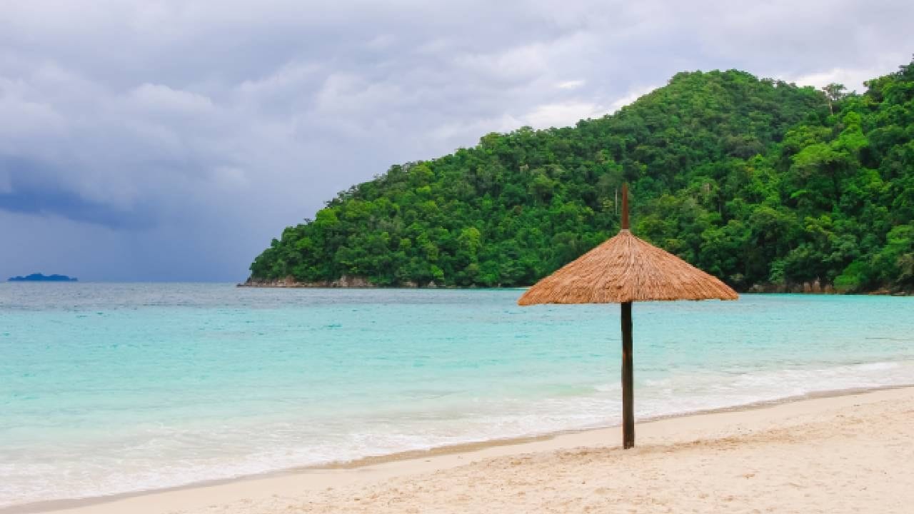 ગોવા: ગોવા બીચ રજાઓ ગાળવા માટે ભારતમાં એક અદ્ભુત અને સુંદર સ્થળ છે. ગોવાને બીચ ડેસ્ટિનેશન પણ કહેવામાં આવે છે. જો તમારે પ્લેન દ્વારા ગોવા પહોંચવું હોય તો ડાબોલિમ એરપોર્ટ પર ઉતરો. ટ્રેનમાં જનારાઓએ ઉત્તર ગોવાના વાસ્કો દ ગામા રેલ્વે સ્ટેશન અને દક્ષિણ ગોવા માટે મડગાંવ જંકશન પર ઉતરવું પડશે.