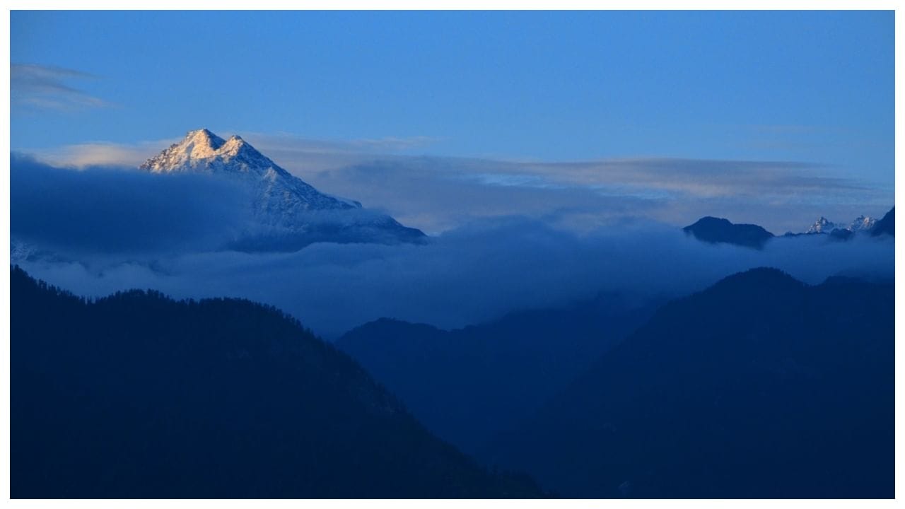 ઓફ સિઝન - ઓફ સિઝનમાં પણ તમે હિલ સ્ટેશન ફરવા જઈ શકો છો. ઉદાહરણ તરીકે, જો તમે હિમાચલ પ્રદેશ જઈ રહ્યા છો, તો જુલાઈથી સપ્ટેમ્બર અને જાન્યુઆરીથી ફેબ્રુઆરી મહિનામાં ખૂબ ઓછા બજેટમાં મુસાફરી કરી શકો છો. જો કે, આ મહિનામાં જતા પહેલા હવામાન ચેક કરવું જોઈએ.