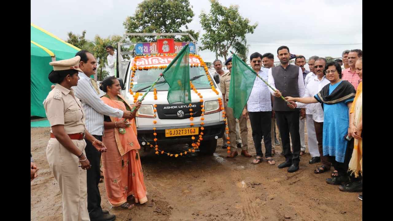 'ગ્રીન ગુજરાત ક્લીન ગુજરાત' અંતર્ગત યોજાયેલા કાર્યક્રમમાં મહાનુભાવોના હસ્તે વૃક્ષારોપણ કરવામાં આવ્યું હતું અને ઓક્સીજનરથનું પણ પ્રસ્થાન કરાવવામાં આવ્યું હતું.