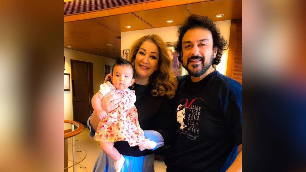 તમને જણાવી દઈએ કે અદનાન સામીએ તાજેતરમાં વજન ઘટાડ્યું છે. તેને આ વિશે કહ્યું હતું કે તેનું વજન ઓછું કરવું ખૂબ જ જરૂરી છે. જો તેણે આમ ન કર્યું હોત તો તે તેના માટે જીવલેણ બની શકે તેમ હતું. (Image: Social Media)