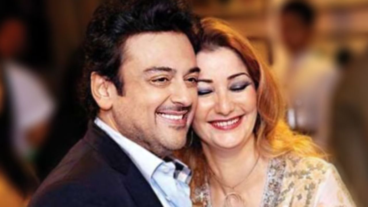 વર્ષ 2010માં અદનાન સામીએ રોયા ખાન સાથે લગ્ન કર્યા હતા. મળતી માહિતી મુજબ રોયા એક રિટાયર્ડ ડિપ્લોમેટ અને આર્મી જનરલની પુત્રી છે. રોયા અને અદનાન 2010માં મળ્યા હતા, ત્યારબાદ સામીએ તેને પ્રપોઝ કર્યું હતું. લગ્નના થોડા વર્ષો પછી, તેઓને એક પુત્રી છે. જેનું નામ મેડિના સામી ખાન છે. (Image: Social Media)