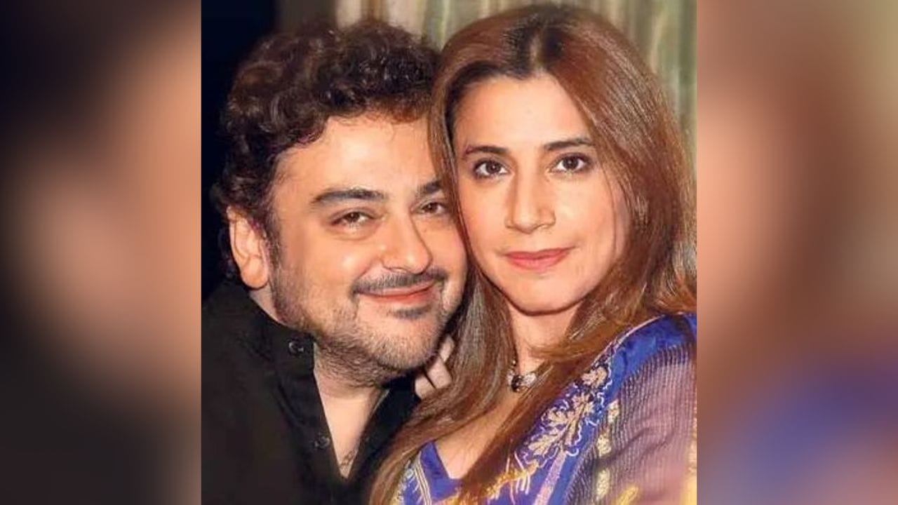 જે બાદ 2001માં સામીએ દુબઈની સબા ગલદારી સાથે લગ્ન કર્યા હતા. અદનાન સામી અને સબાના આ લગ્ન લાંબો સમય ટકી શક્યા નહીં. લગ્નના લગભગ દોઢ વર્ષ પછી બંનેએ અલગ થવાનો નિર્ણય લીધો અને અદનાન સામી ફરીથી સિંગલ થઈ ગયો. જે બાદ અદનાને 2008માં ફરી સબા સાથે લગ્ન કર્યા હતા. સબા મુંબઈ આવી ગઈ હતી, ત્યારપછી બંને વચ્ચે નિકટતા વધવા લાગી અને ફરીથી બંનેએ સાથે રહેવાનું નક્કી કર્યું. પરંતુ આ વખતે પણ બંને એક વર્ષ પછી અલગ થઈ ગયા. (Image: Social Media)