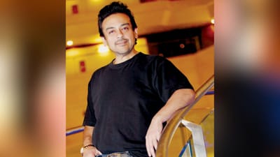 અદનાન સામી બેસ્ટ સિંગરમાંથી એક છે. તેઓ તેમના ઉત્તમ ગીતો અને પિયાનો વગાડવાની કળા માટે જાણીતા છે. પરંતુ તમને જણાવી દઈએ કે સામી પોતાની પર્સનલ લાઈફને લઈને ઘણી ચર્ચાનો ભાગ રહ્યો છે. સિંગરે ચાર લગ્ન કર્યા છે. (Image: Social Media)