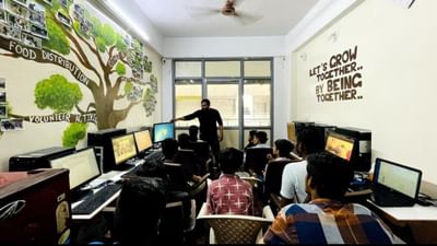 ગરીબ લોકો માટે સમાજના કેટલાક લોકો અવનવી રીતે સેવા કરતા હોય છે, ત્યારે વિદ્યાદાન એ જ મહાદાન આ સૂત્રને જીવનમાં ઉતારીને ઝૂંપડપટ્ટીમાં રહેતા બાળકોને કોમ્પ્યુટરનું નોલેજ પ્રાપ્ત થાય તે માટે બેઝિક કોર્સ વિનામૂલ્ય કરાવી આપવામાં આવે છે.