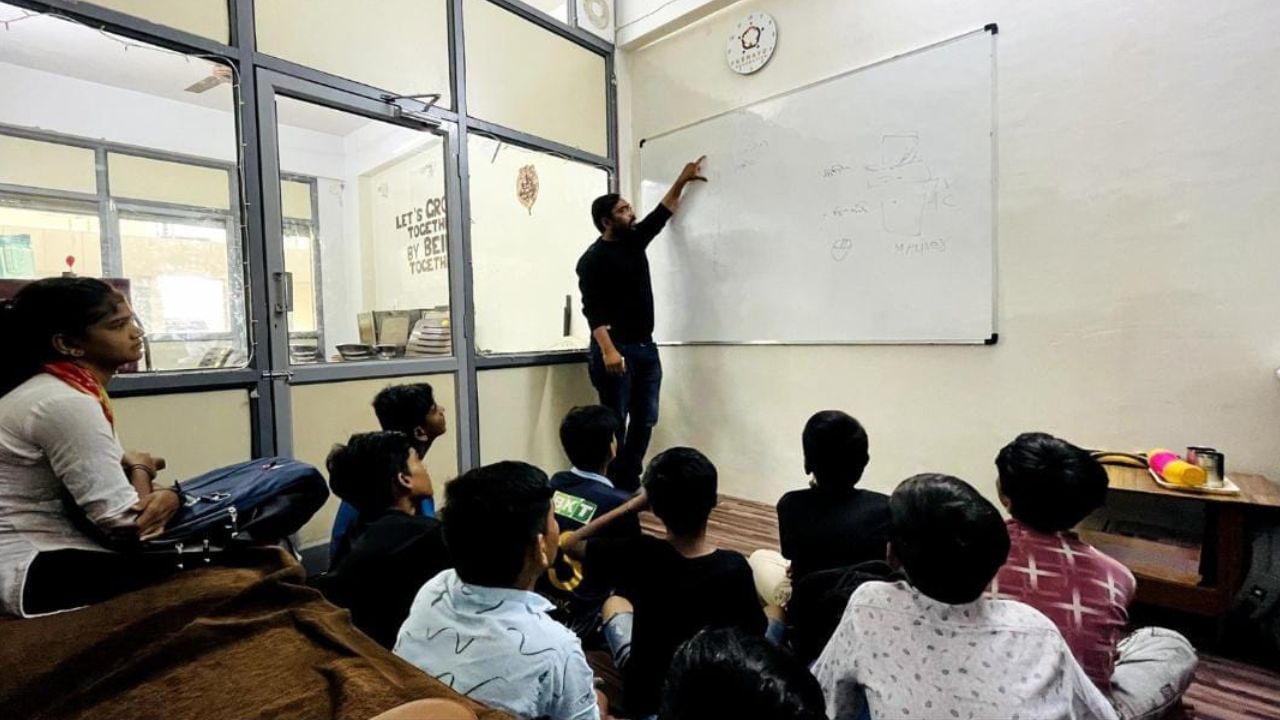 એક પણ રૂપિયાની અપેક્ષા વિના ઝૂંપડ પટ્ટીના બાળકો કોમ્પ્યુટરનું બેઝિક નોલેજ મેળવી કોઈપણ શોપિંગ સેન્ટરમાં કે અન્ય કોઈ જગ્યાએ ઓપરેટર તરીકે કામ મેળવી શકે અને તેમની કારકિર્દી બનાવી શકે તે માટેનો પ્રયત્ન કેણાયો ફાઉન્ડેશનનો જોવા મળ્યો છે.