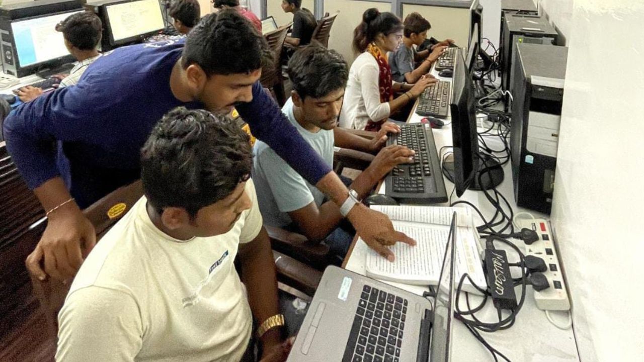 અત્યાર સુધી ગરીબ બાળકોને ખાવા પીવાની તેમજ ભણવાની વસ્તુઓ આપતી અનેક NGOને જોઈ હશે શિક્ષણ આપતી સ્વૈચ્છિક સંસ્થાઓમાં પણ વધારો થયો છે પરંતુ બાળકોને મફતમાં કોમ્પ્યુટર ક્લાસ તેમજ સ્પોકન ઈંગ્લિશના ક્લાસ શીખવાનો નવતર પ્રયોગ કેનાયો સંસ્થાએ ઉપાડ્યો છે