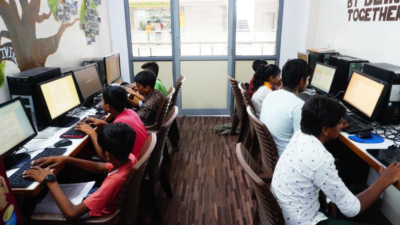 છેલ્લા 2 વર્ષો થી કેનાયો ફાઉન્ડેશન જરૂરીયાતમંદ બાળકોને ક્યાંક બ્રિજ નીચે, તો ક્યાંક ફૂટપાથ પર,તો ક્યાંક ઝાડ નીચે નિ:શુલ્ક શિક્ષણ આપી રહ્યું છે. અને આજ શિક્ષણ સેવામાં કેનાયો ફાઉન્ડેશને એક આગવું પગલું ભર્યું છે. જરૂરીયાતમંદ બાળકો માટે ફ્રી કોમ્પ્યુટર અને સ્પોકન ઇંગલિશના ક્લાસ ખોલીને જરૂરીયાતમંદ બાળકો પૈસાની અગવડતાને લઇને આવા આધુનિક કોર્સ કરી શકતા નથી, તો તેઓ પણ આ શિક્ષણના અધિકારથી વંચિત ના રહે તે હેતુથી કેનાયો ફાઉન્ડેશને આગવું પગલું ભરવામાં આવ્યું છે.