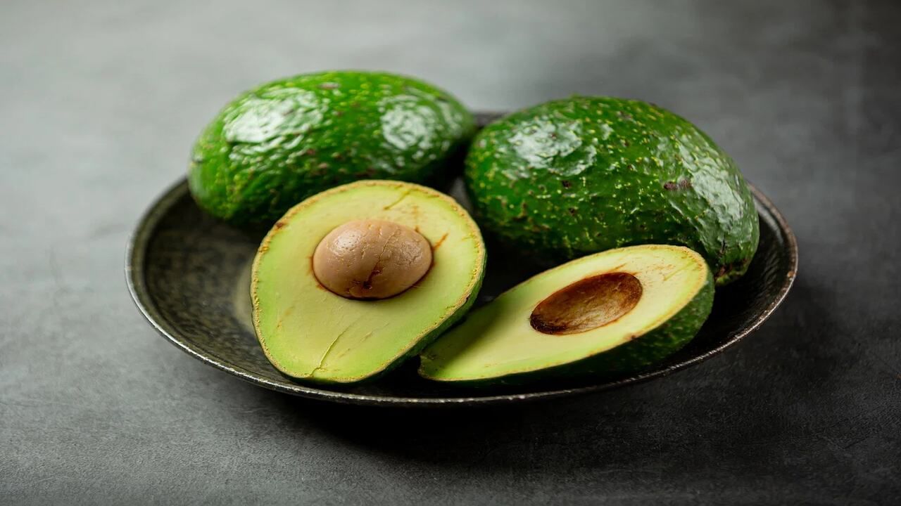 એવોકાડોનું સેવન હૃદયની તંદુરસ્તી જાળવવા માટે ખૂબ જ ફાયદાકારક સાબિત થાય છે. કારણ કે એવોકાડો એન્ટીઓક્સીડેન્ટ ગુણોથી ભરપૂર હોય છે, જે હૃદયને સ્વસ્થ રાખે છે અને હૃદય રોગના જોખમને ઘટાડવામાં મદદ કરે છે.
