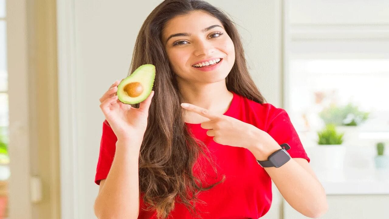 સાંધામાં દુખાવો કે સોજાની ફરિયાદ હોય ત્યારે એવોકાડોનું સેવન ફાયદાકારક માનવામાં આવે છે. કારણ કે એવોકાડોમાં બળતરા વિરોધી ગુણ હોય છે, જે દુખાવો અને સોજો ઘટાડવામાં મદદરૂપ સાબિત થાય છે.