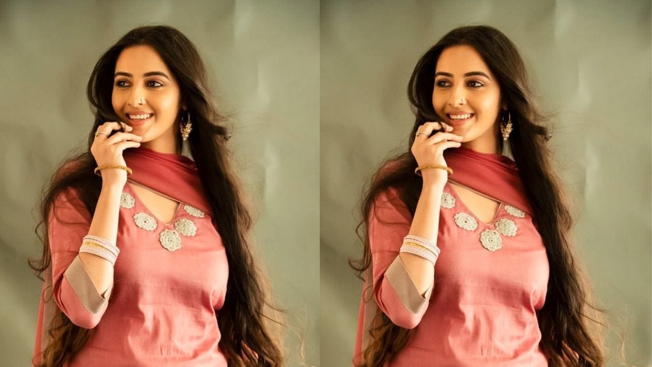 સિમૃત કૌર જે આ ફિલ્મમાં ઉત્કર્ષ શર્માની ગર્લફ્રેન્ડનો રોલ પ્લે કરશે. આ ફિલ્મ માટે 80 લાખ રુપિયાનો ચાર્જ લીધો છે.