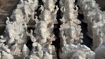 Ganesh Chaturthi 2023: ગણેશ ચતુર્થીને થોડા સમય જ બાકી રહ્યો છે, ત્યારે કારીગરો ગણેશજીની મૂર્તિઓને આખરી ઓપ આપવામાં લાગ્યા છે. ભાદરવા સુદ ચોથ એટલે કે વિનાયક ચતુર્થી 10 દિવસ માટે ગણપતિ મહોત્સવ મનાવવામાં આવે છે શહેરના ગુલબાઈ ટેકરા વિસ્તારમાં મોટા પ્રમાણમાં ગણેશજીની મૂર્તિનું નિર્માણ કાર્ય થાય છે.