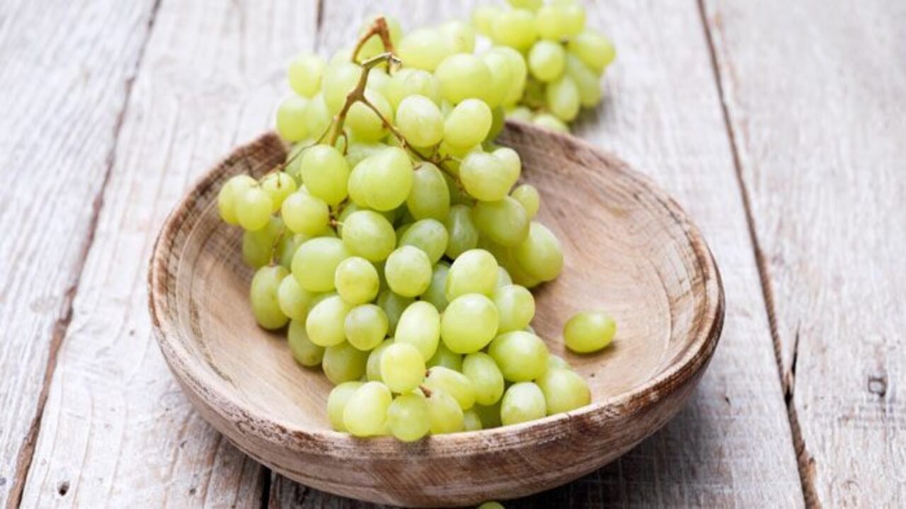 દ્રાક્ષનું સેવન ત્વચા માટે ખૂબ જ ફાયદાકારક માનવામાં આવે છે. કારણ કે દ્રાક્ષમાં એન્ટીઓક્સીડેન્ટ ગુણ જોવા મળે છે. એટલા માટે જો કોઈ વ્યક્તિ દરરોજ દ્રાક્ષનું સેવન કરે છે તો તેનાથી ત્વચા સંબંધિત સમસ્યાઓ દૂર થાય છે. જો કોઈ વ્યક્તિ દરરોજ દ્રાક્ષનું સેવન કરે છે, તો તે હૃદયને સ્વસ્થ રાખે છે. ઉપરાંત, હૃદય સંબંધિત કોઈ રોગ નથી.