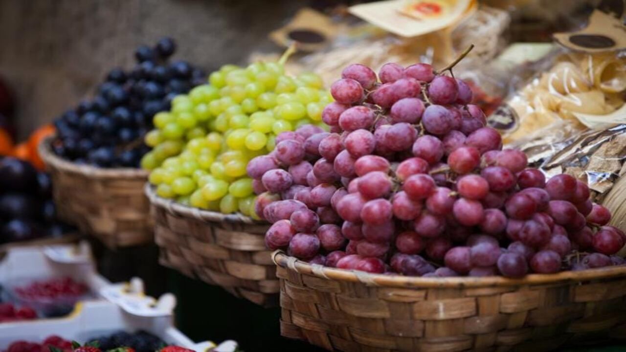 દ્રાક્ષનું વધુ સેવન કરવાથી વજન વધી શકે છે. કારણ કે દ્રાક્ષમાં ભરપૂર માત્રામાં કેલરી મળી આવે છે. તેથી જો કોઈ વ્યક્તિ વજન ઘટાડવા માંગે છે, તો તેણે ઓછી દ્રાક્ષનું સેવન કરવું જોઈએ. જો તમે દ્રાક્ષનું વધુ પ્રમાણમાં સેવન કરો છો તો તેનાથી ઝાડા થઈ શકે છે.