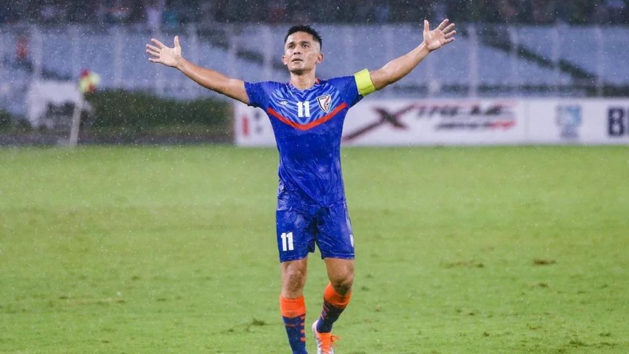 આંતરરાષ્ટ્રીય ગોલ પ્રતિ મેચના હિસાબે સુનિલ છેત્રી (0.65), રોનાલ્ડો (0.62) અને મેસ્સી (0.59) આગળ છે.