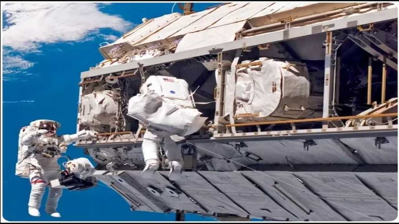 નાસાના જણાવ્યા અનુસાર, અવકાશ મિશન દરમિયાન, અવકાશયાત્રીઓ એકબીજા સાથે વાત કરવા માટે રેડિયો સિસ્ટમ અને સંચાર ચેનલોના સમગ્ર નેટવર્કનો ઉપયોગ કરે છે. રેડિયો સિસ્ટમ બંધ થવા જેવી ઈમરજન્સી કે અન્ય કોઈ ખલેલ હોય તો સ્પેસ વોક દરમિયાન તેઓ બોલ્યા વગર એકબીજા સાથે વાત કરે છે. આ માટે તેમને ખાસ તાલીમ આપવામાં આવે છે. અવકાશયાત્રીઓને અવકાશ મિશન પર જતા પહેલા મૌન સંકેતોની પ્રેક્ટિસ કરાવવામાં આવે છે.