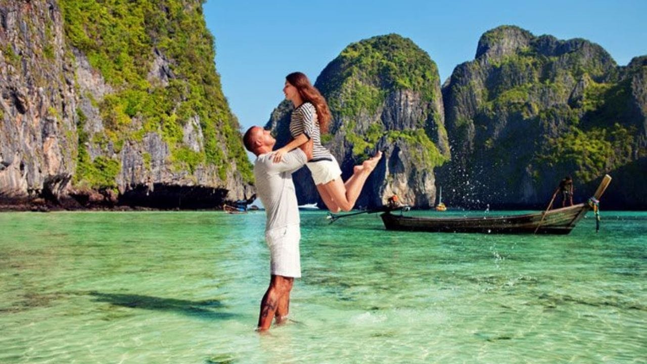 IRCTCએ ટ્વીટ કરીને આ ટૂર પેકેજ વિશે જાણકારી આપી છે. જેમાં કહેવામાં આવ્યું છે કે, જો તમે થાઈલેન્ડના સુંદર દ્રશ્યો જોવા માંગતા હોવ તો તમે IRCTCના આ શાનદાર ટૂર પેકેજનો લાભ લઈ શકો છો.તમે આ ટૂર પેકેજ માટે IRCTCની સત્તાવાર વેબસાઇટ દ્વારા બુક કરી શકો છો. પેકેજ સંબંધિત વધુ માહિતી માટે, તમે IRCTC સત્તાવાર વેબસાઇટની મુલાકાત લઈ શકો છો. (photo : indianholiday.com)