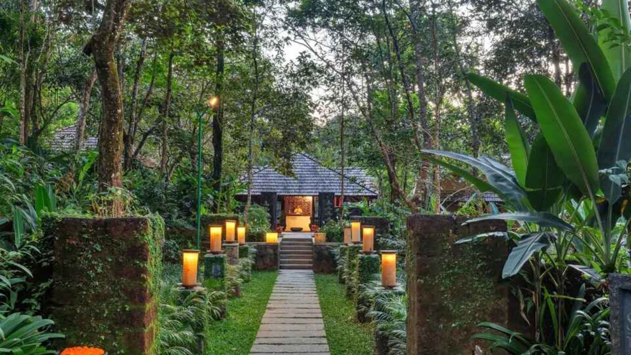 આ ટૂર પેકેજમાં પ્રવાસીઓ માટે ફ્લાઇટ દ્વારા લખનઉથી બેંગ્લોર જવા અને આવવાની વ્યવસ્થા કરવામાં આવી છે. તેમજ થ્રી સ્ટાર હોટલમાં રહેવાની વ્યવસ્થા છે. પ્રવાસ દરમિયાન સ્થાનિક પ્રવાસ એસી વાહન દ્વારા કરવામાં આવશે. (photo : www.cntraveller.in)