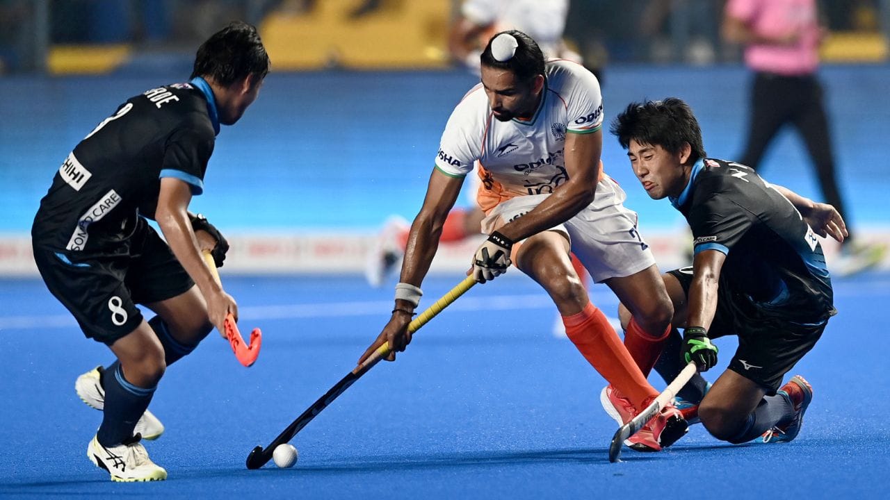 પ્રથમ મેચમાં ચીનને 7-2ના મોટા માર્જિનથી હરાવનારી ભારતીય ટીમ મેચમાં 0-1થી પાછળ હતી, ત્રીજા ક્વાર્ટરમાં કેપ્ટન હરમનપ્રીતે ગોલ કર્યો હતો.પૂર્ણ સમય બાદ સ્કોર 1-1થી સમાપ્ત થયો હતો.