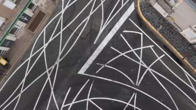 પશ્ચિમી ફ્રાન્સના નાનકડા ગામ બોનમાં એવા રસ્તાઓ છે જેના પર આડી અવડી લાઈનો બની છે. આ કારીગરોની ભૂલને કારણે છે કે તેની પાછળ કોઈ અન્ય કારણ છે ? તેવો સવાલ દરેક વ્યક્તિને થઈ રહ્યો છે.