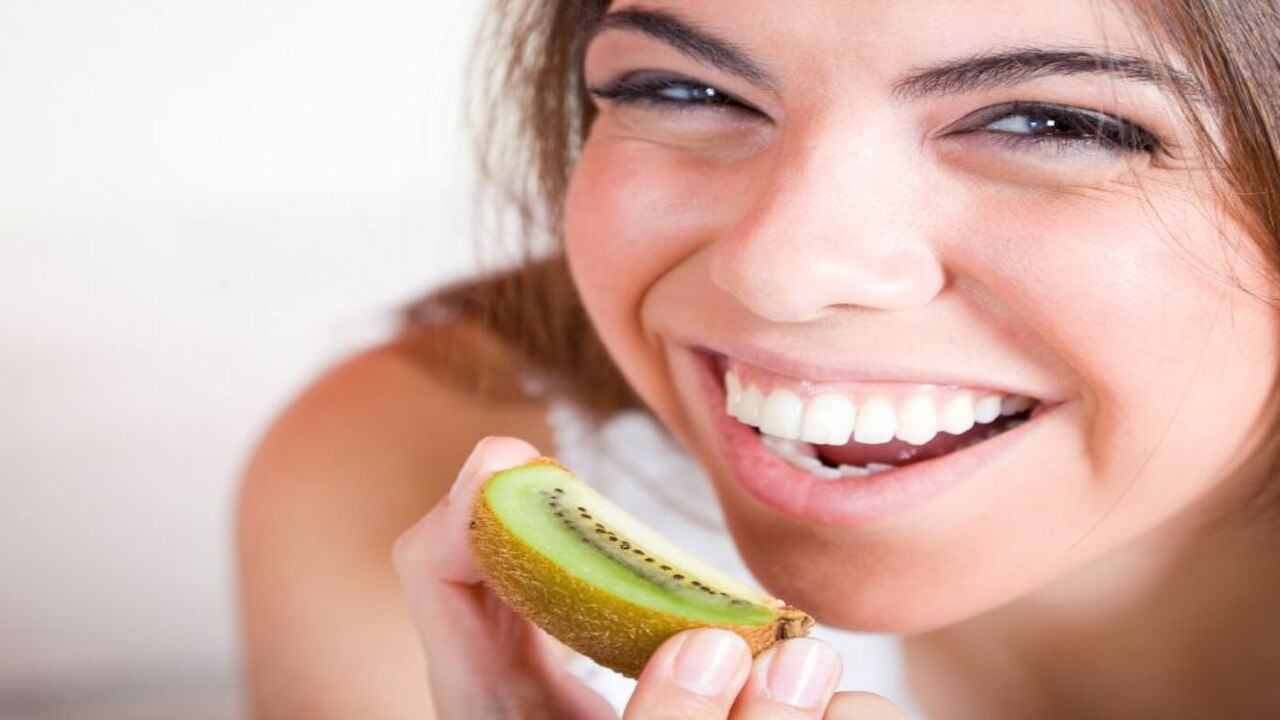 કીવીમાં ગ્લાયસેમિક ઇન્ડેક્સ ઓછો હોય છે, જે ડાયાબિટીસના દર્દીઓ માટે ફાયદાકારક છે. કીવીનું સેવન કરવાથી બ્લડ શુગર લેવલ કંટ્રોલમાં રહે છે. કીવી એન્ટી-ઓક્સીડેન્ટ ગુણોથી ભરપૂર છે, જે કેન્સર જેવી જીવલેણ બીમારીઓનું જોખમ ઘટાડવામાં મદદ કરે છે. તેનો ઉપયોગ કેન્સરના કોષોને વધતા અટકાવવામાં મદદ કરે છે.