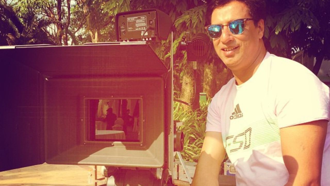 બોલિવૂડમાં પોતાના અભિનય તેમજ ઉત્કૃષ્ટ નિર્માણ અને દિગ્દર્શન માટે નામના મેળવનાર મધુર ભંડારકર 26 ઓગસ્ટ, 2023ના રોજ તેમનો 55મો જન્મદિવસ ઉજવી રહ્યા છે. આજે તે બોલિવૂડના જાણીતા નિર્દેશકોમાંથી એક છે. જોકે, સફળતાના આ મુકામ સુધી પહોંચવાની તેની સફર જરા પણ આસાન રહી નથી. આજે તેમના જન્મદિવસ નિમિત્તે ચાલો જાણીએ તેમના જીવન સાથે જોડાયેલી કેટલીક રસપ્રદ વાતો