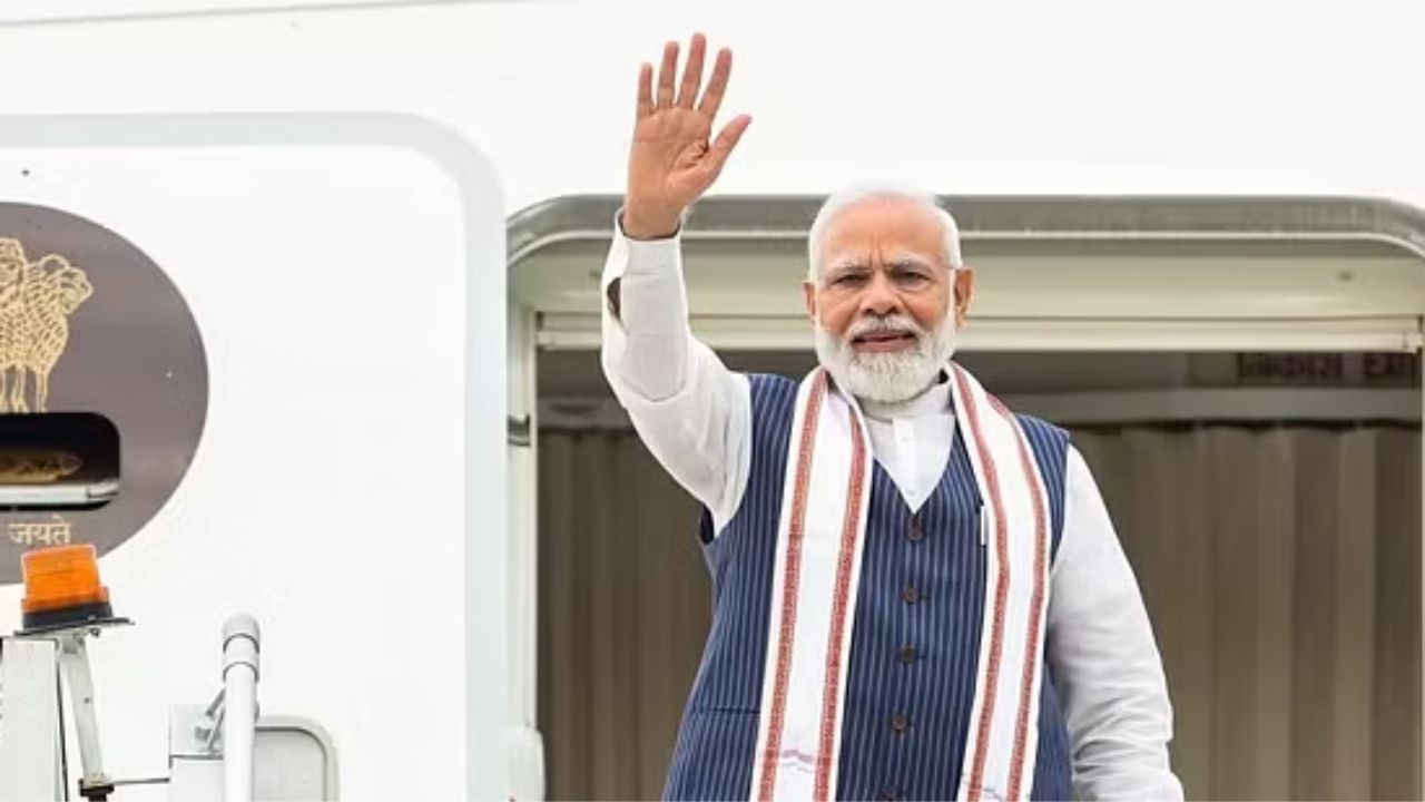 PM મોદી પહોંચ્યા બેંગલુરુ, ચંદ્રયાન 3ની સફળતા બાદ દેશને આપ્યો નવો નારો 'જય વિજ્ઞાન, જય અનુસંધાન'