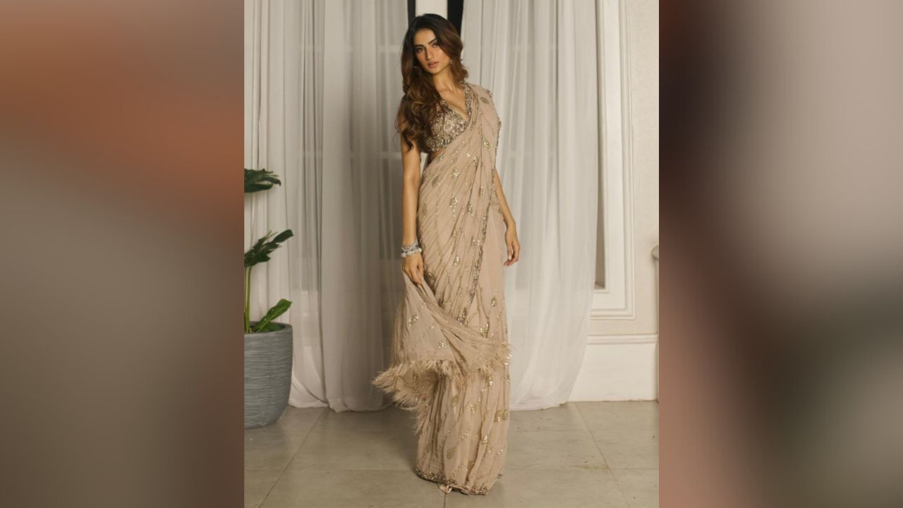 લેટેસ્ટ ફોટોશૂટમાં પલક તિવારી સાડીમાં જોરદાર લાગી રહી છે, લાઈટ શેડની જ્યોર્જેટ સાડીમાં એક્ટ્રેસ સુંદર પરી જેવી લાગી. (Image: Palak Tiwari Instagram)