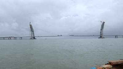 રાજ્યના ઐતિહાસિક અને પ્રવાસનની દૃષ્ટિએ મહત્વપૂર્ણ કેન્દ્રોના વિકાસ માટે, મુખ્યમંત્રી ભૂપેન્દ્ર પટેલના નેતૃત્વમાં, રાજ્ય સરકારે વિવિધ યોજનાઓ અને મહત્વપૂર્ણ પ્રોજેક્ટ અમલમાં મૂક્યા છે. તેમાંથી એક છે, ઓખાથી બેટદ્વારકાને જોડતો ‘સિગ્નેચર બ્રીજ’, જે PM નરેન્દ્ર મોદીનો ડ્રીમ પ્રોજેક્ટ છે.