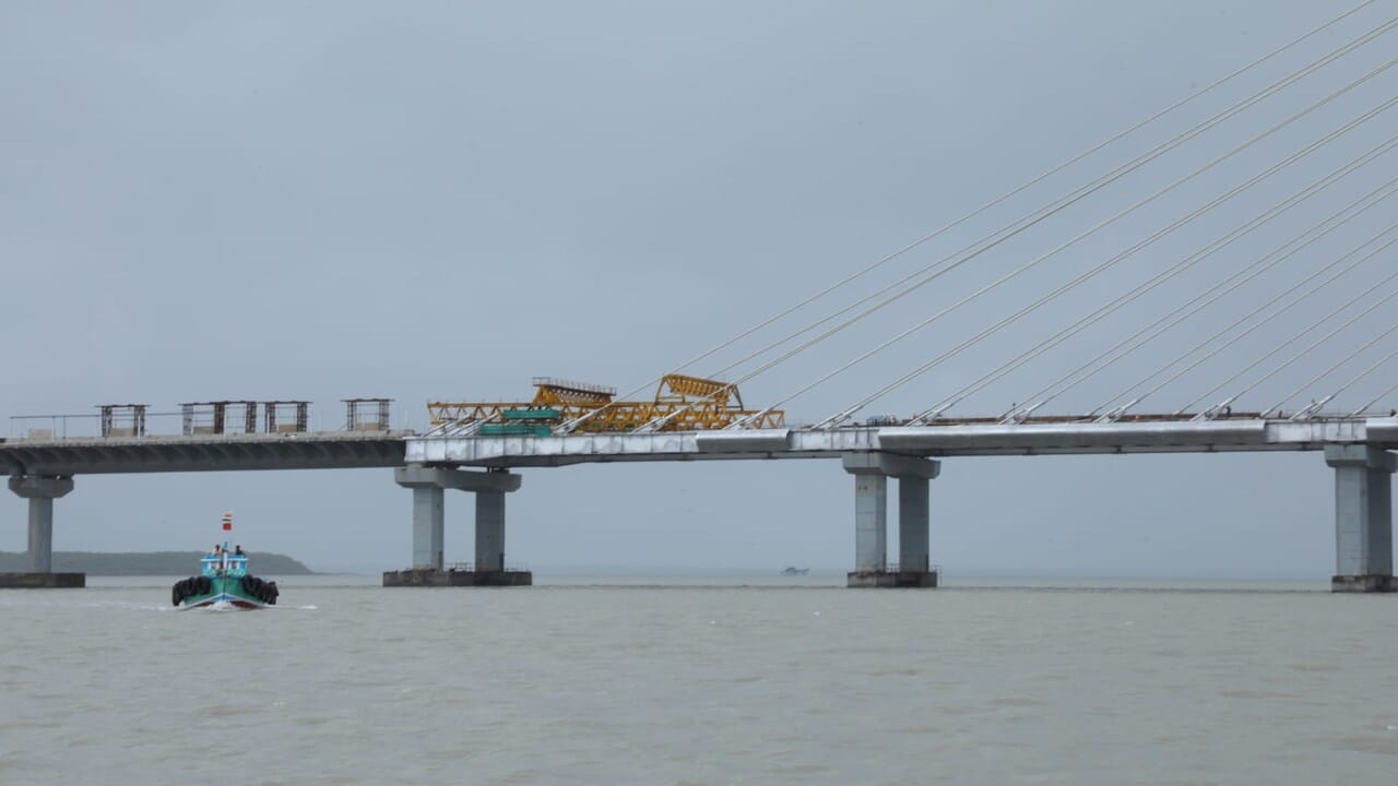 બ્રિજની અન્ય વિશેષતાઓની વાત કરવાં આવે તો બ્રીજની લંબાઇ 2320 મીટર રહેશે, જેમા 900 મીટર કેબલ સ્ટેયડ ભાગ રહેશે. ઓખા અને બેટ દ્વારકા બન્ને બાજુ થઇ 2452 મીટર એપ્રોચ રોડ બનાવવામાં આવશે. બ્રીજના મુખ્ય ગાળાની લંબાઇ 500 મીટર છે જે ભારત દેશમા સૌથી વધુ લંબાઈ ધરાવતો ગાળો છે.  