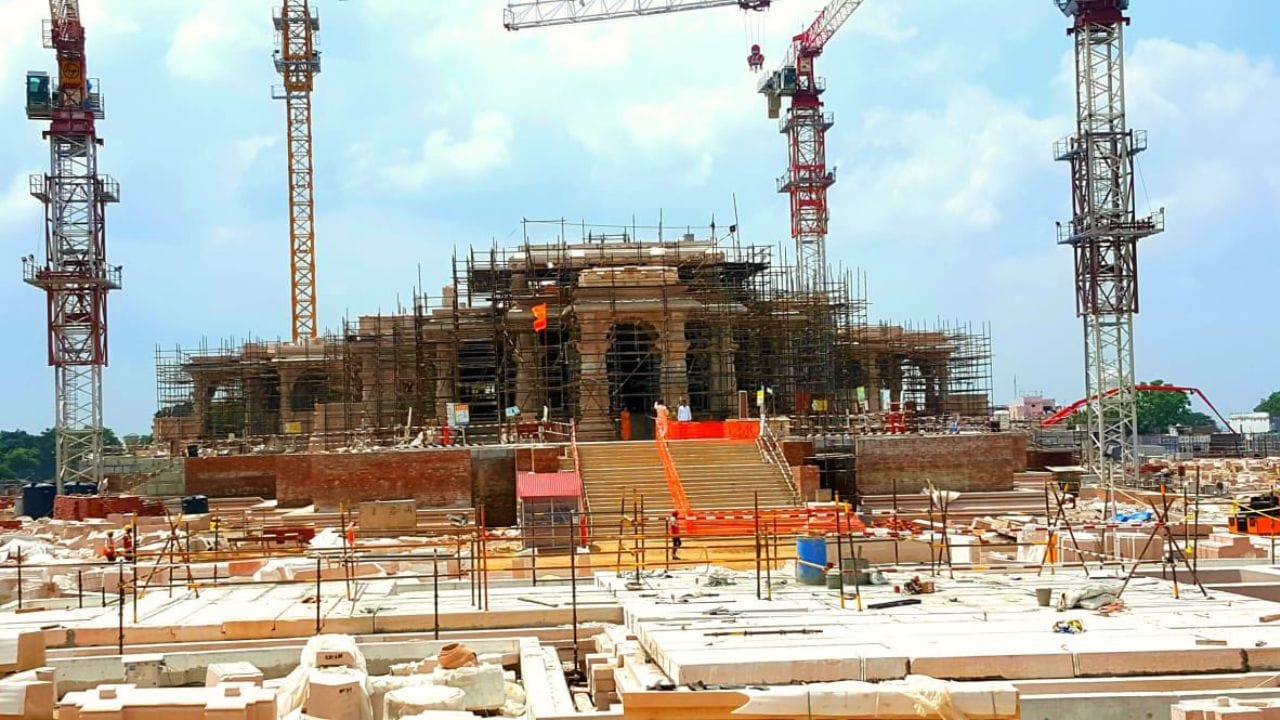 અયોધ્યામાં ભગવાન શ્રી રામના ભવ્ય રામ મંદિરના નિર્માણની તસવીરો રામ મંદિર ટ્રસ્ટ દ્વારા સમયાંતરે જાહેર કરવામાં આવે છે. આમાં મંદિર નિર્માણની પ્રગતિ દર્શાવવામાં આવી છે.