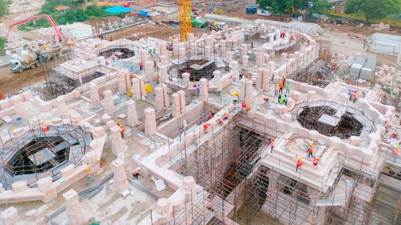   મુખ્યમંત્રી યોગીએ અયોધ્યાની મુલાકાત લીધી અને રામલલાના દરબારમાં હાજરી આપવાની ખાતરી કરી. રાજ્યના મુખ્ય સચિવ પણ યોજનાઓની વાસ્તવિકતા જોવા આવતા રહે છે.