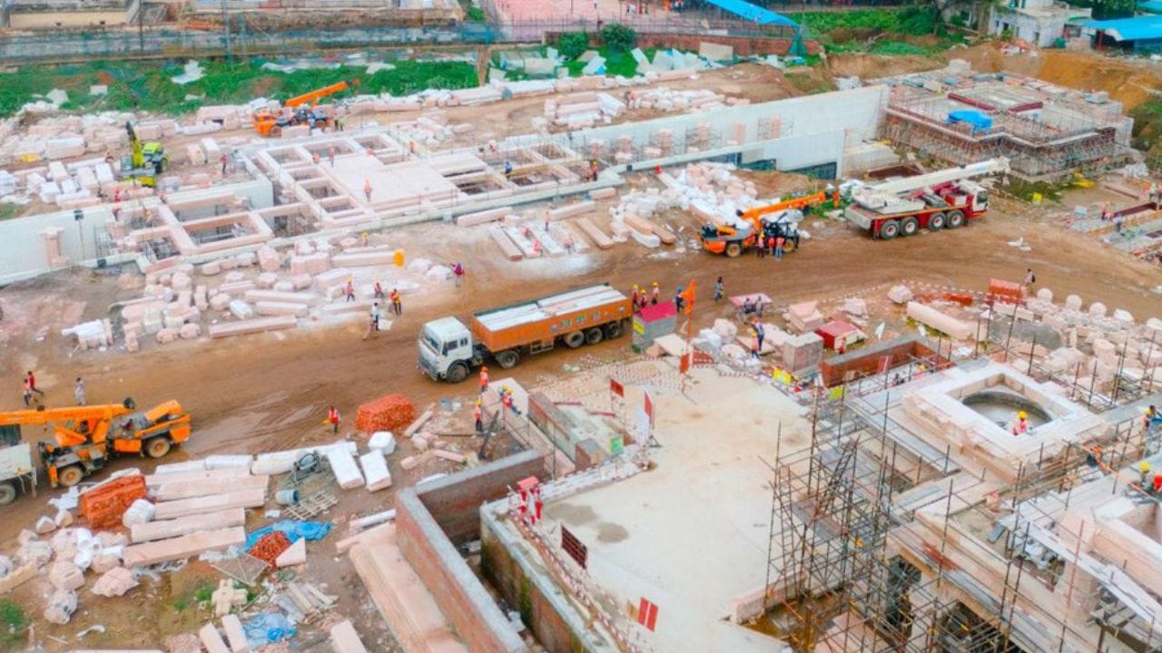 અયોધ્યામાં ભગવાન રામનું દિવ્ય અને ભવ્ય મંદિર પ્રાણ પ્રતિષ્ઠા માટે તૈયાર છે. શ્રી રામ જન્મભૂમિ તીર્થ ક્ષેત્ર ટ્રસ્ટે મંદિર નિર્માણના આગળના દેખાવની તસવીરો જાહેર કરી છે. જેને જોઈને દરેક રામ ભક્ત ઉત્સાહિત છે, એવું જ કંઈક મંદિર પૂર્ણ થયા બાદ જોવા મળશે.