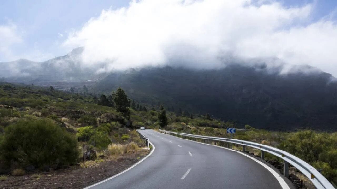 મનાલી થી લેહ ટ્રીપ: લેહ-લદ્દાખ રોડ ટ્રીપ સૌથી પ્રિય એડવેન્ચર ટુરીઝમમાં આવે છે. માત્ર દેશવાસીઓ જ નહીં પણ વિદેશી નાગરિકો પણ મનાલીથી લેહ રોડ ટ્રીપનો આનંદ માણે છે. મનાલીથી લેહ સુધીનો રસ્તો લગભગ 400 કિલોમીટરનો છે અને તેને બાઇક દ્વારા પૂરો કરવો અલગ વાત છે.