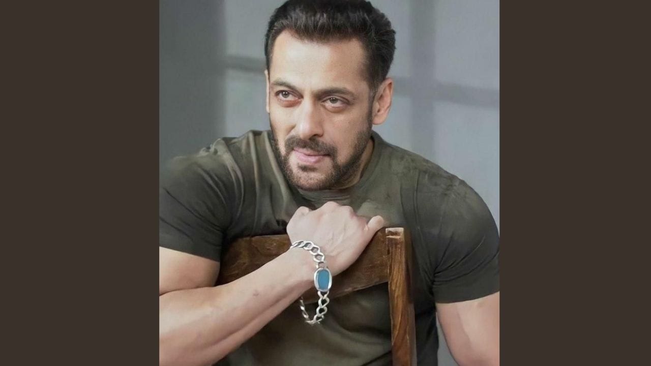 સલમાન ખાન - બ્રેસલેટ - સલમાન ખાનનું લકી ચાર્મ ફિરોજા પથ્થરથી જડેલું ચાંદીનું બ્રેસલેટ છે. સારા નસીબ અને નકારાત્મકતાથી બચવા માટે સલમાન હંમેશા આ બ્રેસલેટ પોતાના હાથમાં પહેરે છે. આ બ્રેસલેટ સલમાનને તેના પિતા સલીમ ખાને આપ્યું હતું. (Image: Social Media)