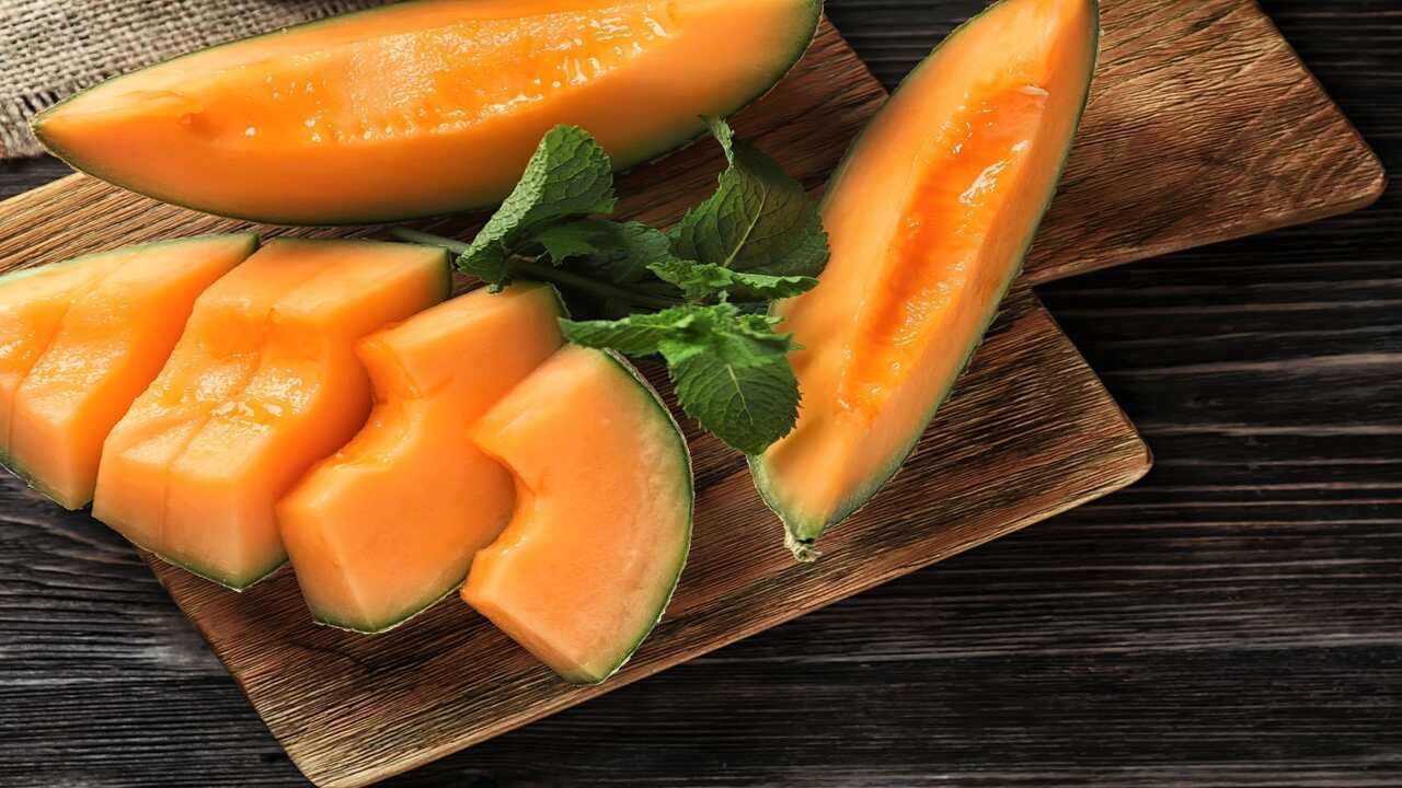 કેંટોલૂપનું સેવન ત્વચા માટે પણ ખૂબ જ ફાયદાકારક માનવામાં આવે છે. કેમ કે વિટામીન E અને વિટામીન K સકરટેટીમાં હાજર છે, તેથી તેનું સેવન કરવાથી ત્વચા સંબંધિત ઘણી સમસ્યાઓ દૂર થઈ શકે છે. આ સાથે તે ત્વચાને અંદરથી હાઇડ્રેટ પણ રાખે છે.