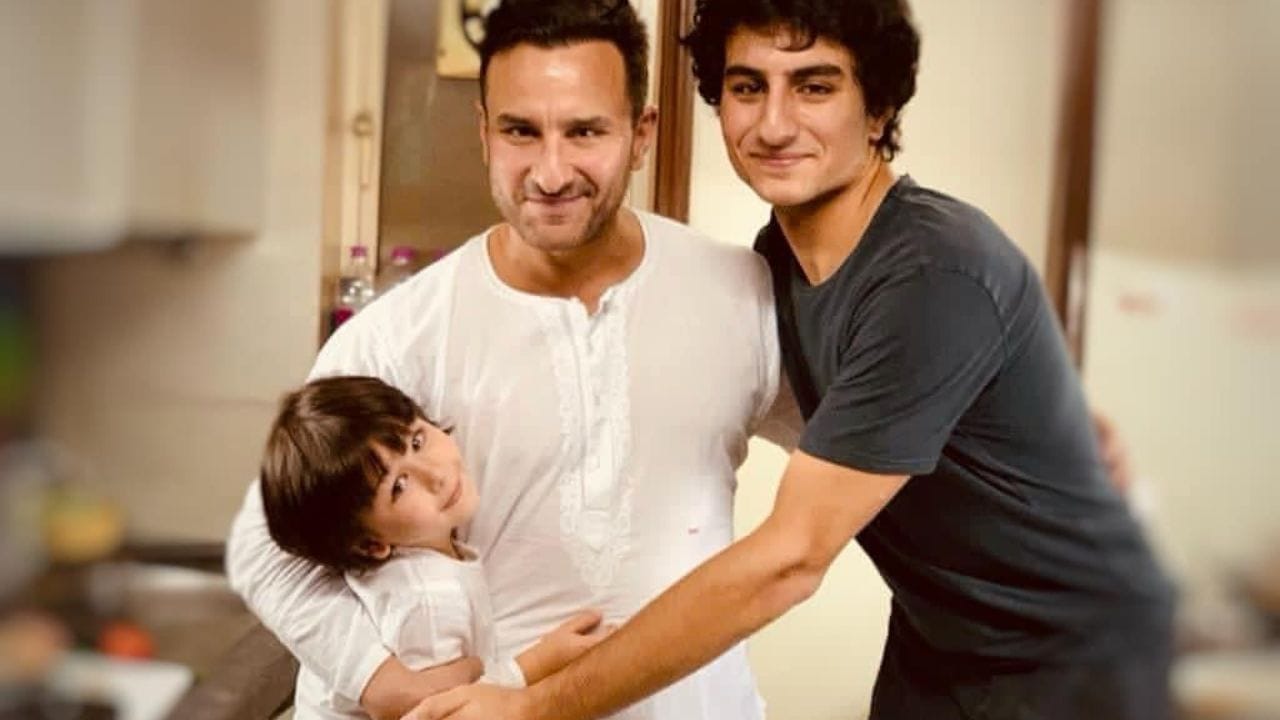 ભાઈ-બહેનની મસ્તી જોવા મળે છે તો ક્યારેક બહેનનો ભાઈ પ્રત્યેનો પ્રેમ અને ચિંતા દેખાય છે.સારા અલી ખાનનો ભાઈ ઈબ્રાહિમ અલી ખાન ટૂંક સમયમાં બોલિવૂડમાં ડેબ્યૂ કરવા જઈ રહ્યો છે. તે એક અભિનેતા તરીકે ડેબ્યૂ કરવાનો છે.