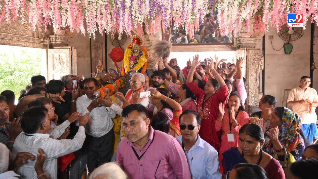 મોટી સંખ્યામાં લોકગીત કલાકારો પધારી અખંડ ધૂન ના ઉત્સાહમાં અનેક ઘણો વધારો કર્યો હતો. દાનેશ્વરી દાતાઓ, વિશિષ્ટ મહાનુભાવો, ઉમા ભક્તો, સહિત રાજસ્થાન, મધ્યપ્રદેશ, મુંબઈ, ગુજરાત સહિતના વિસ્તારોમાંથી અખંડ ધુન મહોત્સવમાં પાંચ લાખ કરતાં પણ વધારે શ્રધ્ધાળુઓ અખંડ ધુન ના તેમજ મા ઉમિયાના દર્શન કરવા પધાર્યા હતા. 60 લાખ થી વધુ ભક્તો જીવંત પ્રસારણના માધ્યમ થી અપ્રત્યક્ષ રીતે જોડાઈ મા ઉમિયા પ્રત્યે ભક્તિભાવ પ્રદર્શિત કર્યો હતો. 