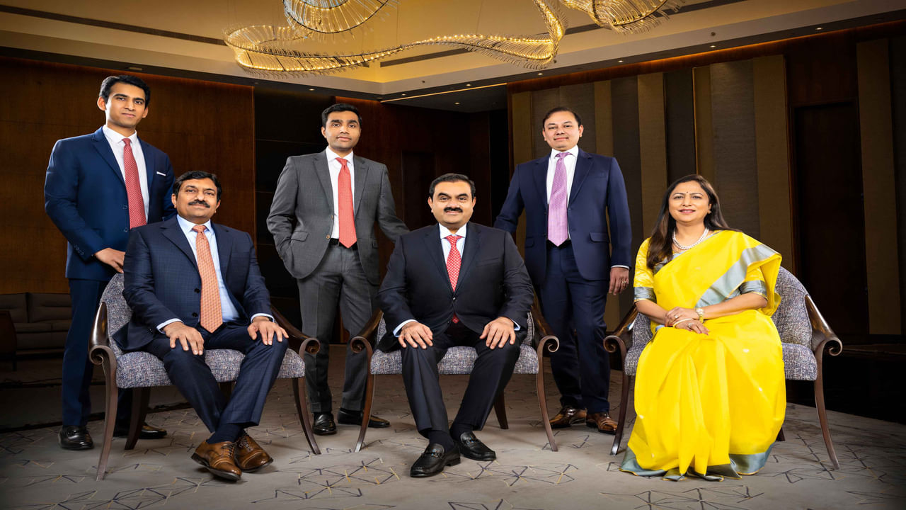 Adani Family : ગૌતમ અદાણીની સાધારણ શરૂઆતથી લઈને ટાયકૂન બનવા સુધીની અદભૂત સફર, દેશની કલ્પનાને આકર્ષિત કરી છે. તેમના વ્યવસાયો વિવિધ ક્ષેત્રોમાં ફેલાયેલા છે, અને તેમના પુત્રો જીત અને કરણ અદાણી અદાણી જૂથના વિકાસમાં સક્રિયપણે સામેલ છે. ગૌતમની પત્ની પ્રીતિ અદાણી, અદાણી ફાઉન્ડેશનનું નેતૃત્વ કરે છે, જે પરોપકાર માટે પરિવારની પ્રતિબદ્ધતા દર્શાવે છે. ફોર્બ્સના 2022 મુજબ પરિવારની કુલ સંપત્તિ $150 બિલિયન હતી.