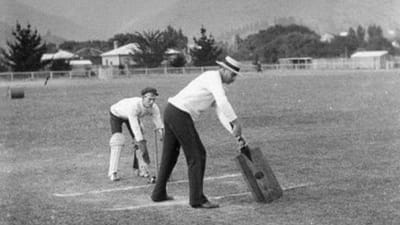 17મી સદી પહેલા જ્યારે ઈન્ટરનેશનલ ક્રિકેટ નહીં રમાતુ હતુ, ત્યારે પ્રતિસ્થિત લોકો ક્રિકેટ રમતા હતા. તે સમયગાળામાં ક્રેસ્ટી અને હેમ્બલટન ટીમ વચ્ચે રમાયેલી એક ફ્રેન્ડલી ક્રિકેટ મેચમાં થોમસ વ્હાઈટ નામના વ્યક્તિ મોન્સટર બેટ લઈને મેદાન પર ઉતર્યા હતા. આ બેટનો વિપક્ષી ટીમે વિરોધ કર્યો હતો. ત્યારથી ક્રિકેટ બેટના આકારને લઈને નિયમો બનાવવાની ચર્ચા શરુ થઈ.