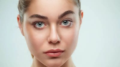 ડાર્ક સર્કલની સમસ્યા દેખાવ કે સુંદરતા બગાડવાનું કામ કરે છે. ડાર્ક સર્કલ (Dark circles)થી છુટકારો મેળવવો સરળ નથી. આવો અમે તમને જણાવીએ કે ડાર્ક સર્કલ કયા કારણોસર થાય છે અને કયા ઉપાયોથી તેને ઘટાડી શકાય છે અથવા દૂર કરી શકાય છે.